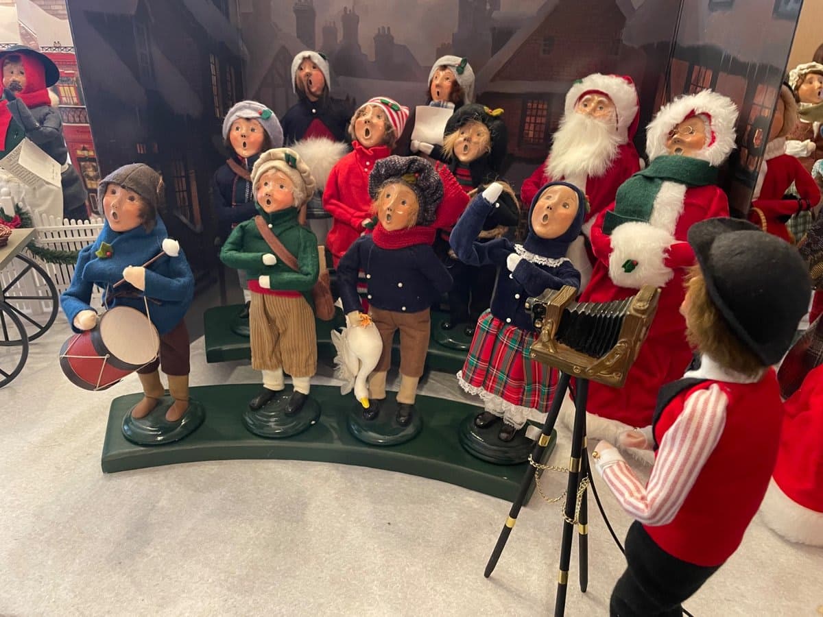 Byers' Choice Carolers Christmas Village Collection with Photographer - photo 1