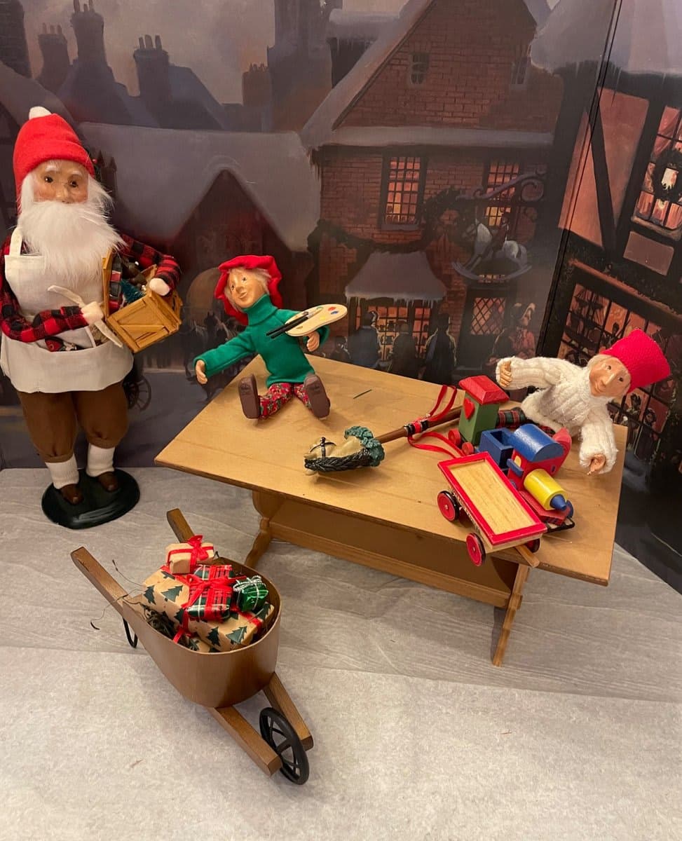 Byers' Choice Carolers Santa & Elves Workshop Scene with Accessories - photo 1