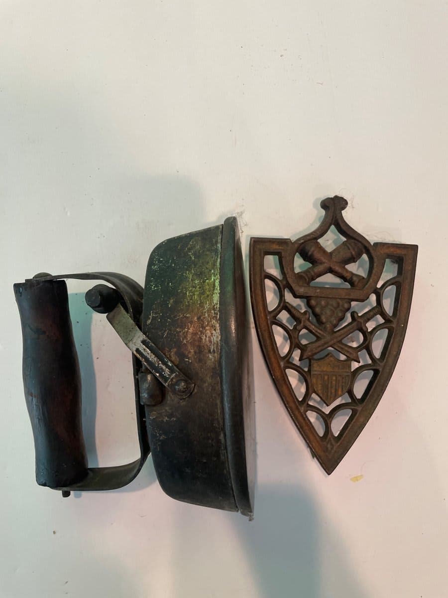 Antique Sad Iron with Detachable Handle & Cast Iron Trivet - photo 1