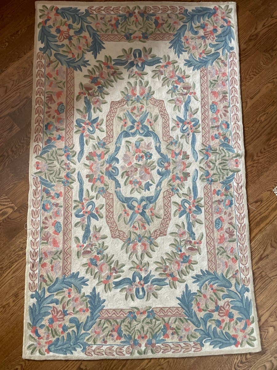 Vintage Floral Hooked Rug with Medallion Center - photo 1