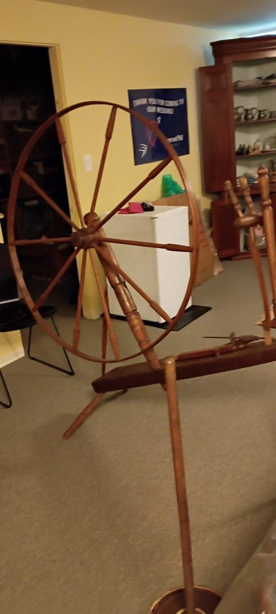 Antique Walking Wheel / Wool Spinning Wheel - photo 1