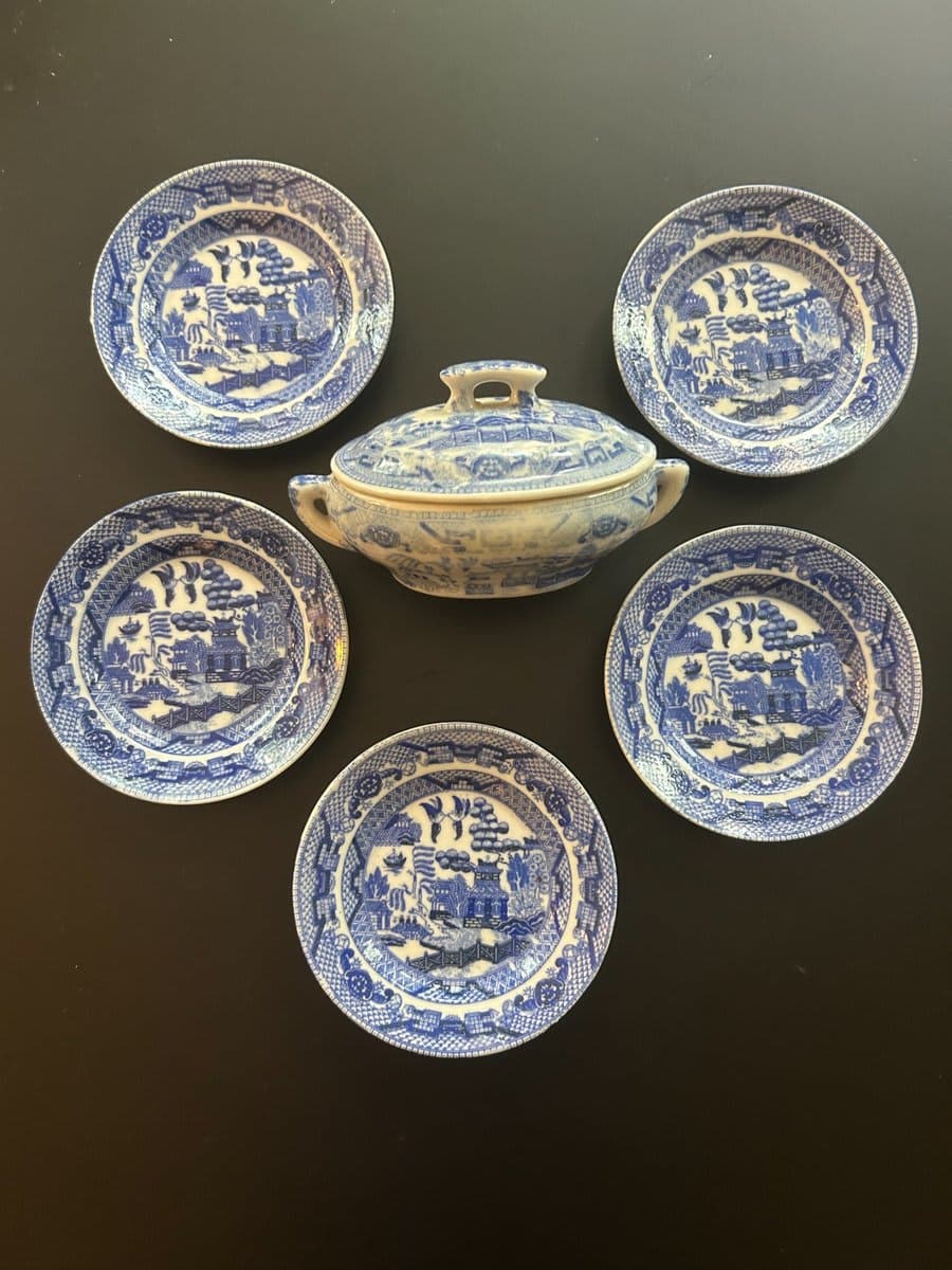 Blue Willow Miniature Ceramic Soup Tureen with Lid & 5 Bowls - photo 1