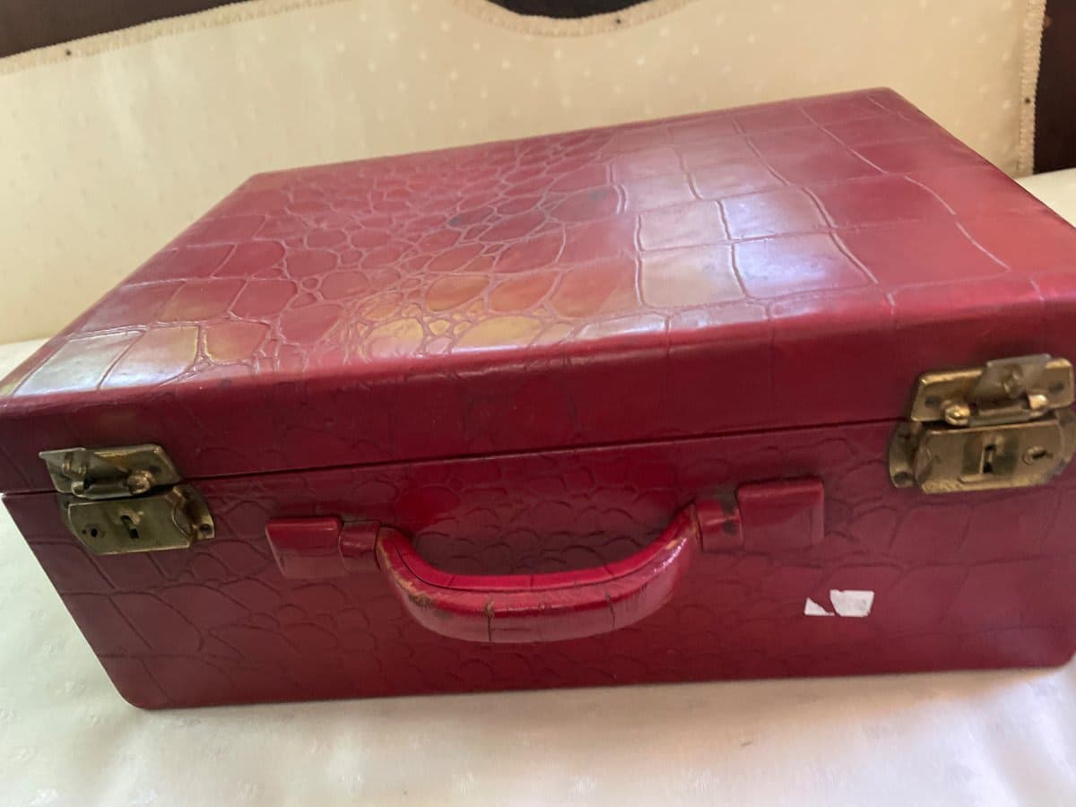 Vintage Red Crocodile Embossed Vanity Case - photo 1