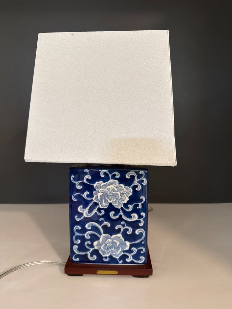 Chinese Blue & White Porcelain Table Lamp - photo 1