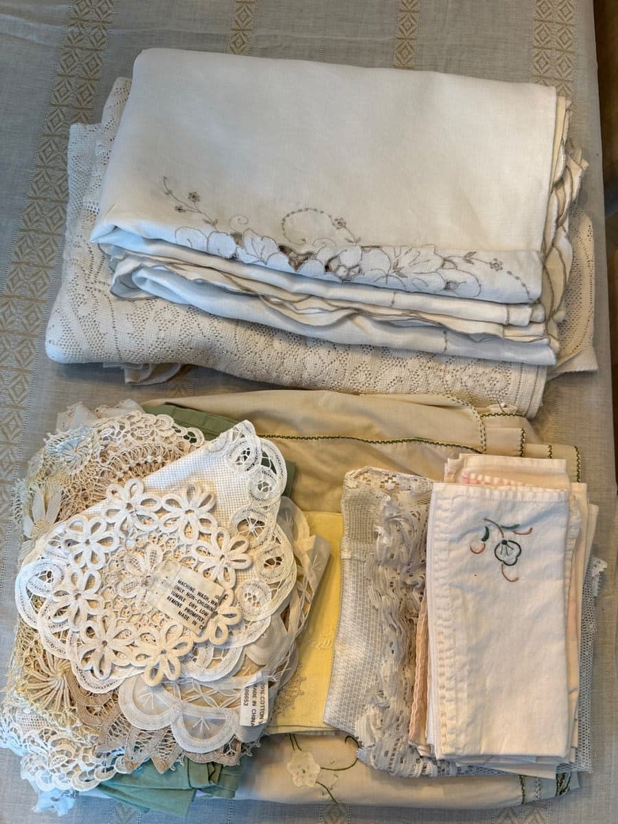 Vintage Linen Tablecloths, Doilies & Napkins and Napkin Holders Collection - photo 1