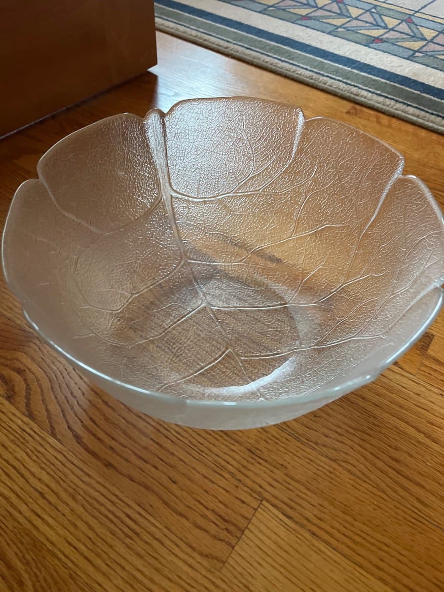 Frosted Glass Leaf-Textured Serving Bowl